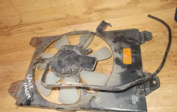 Radiator cooling fan shroud