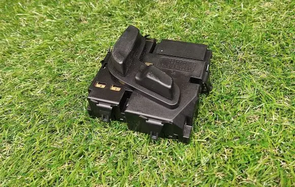 Mercedes-Benz C W204 Seat control switch A2048701858 03467811