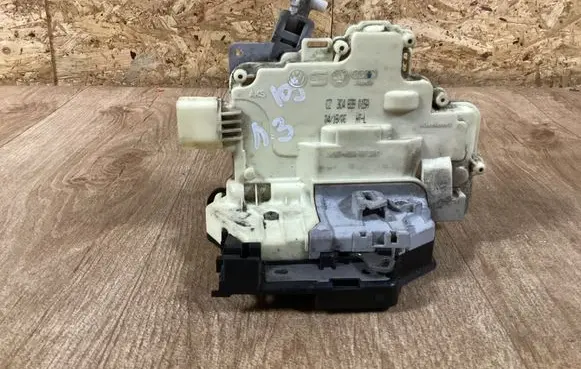Volkswagen PASSAT B6 Rear door lock 3C4839015A