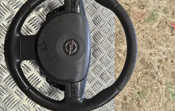 Opel Tigra B Steering wheel 13118192