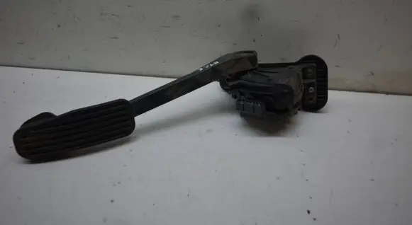 Volvo V70 Accelerator throttle pedal 9496822