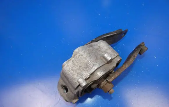 Volvo S60 Engine mount bracket 31330138 9487475