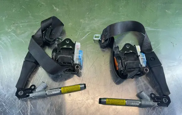 Opel Insignia A Set of seat belts 99613697YHN 99613697 99613197YJE