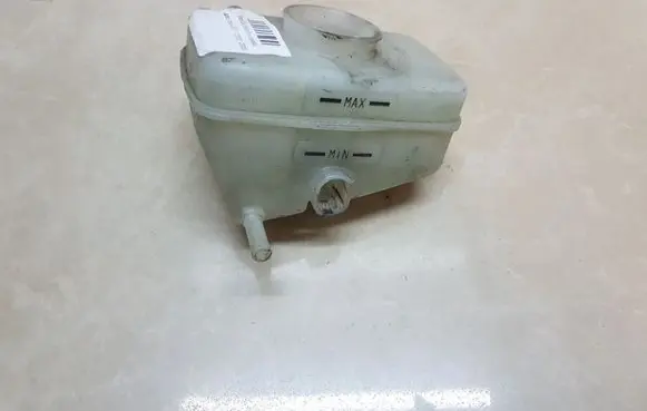 Lexus IS 200-300 Brake fluid reservoir 