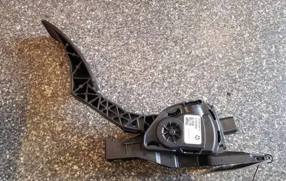 Ford Kuga I Accelerator throttle pedal 52124785AE