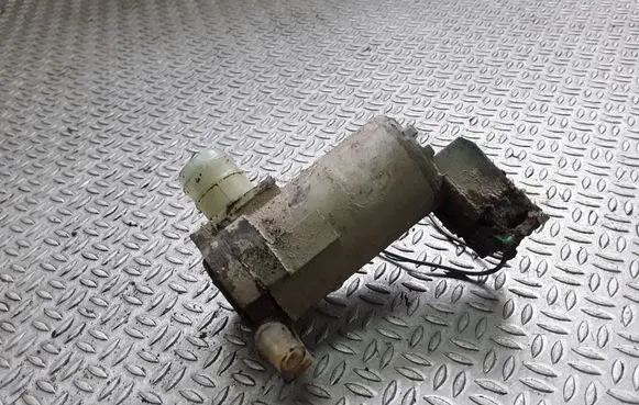 Nissan X-Trail T30 Windscreen/windshield washer pump 2224616A