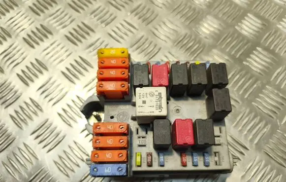 Fiat Croma Fuse module 51738107 0051738107057657