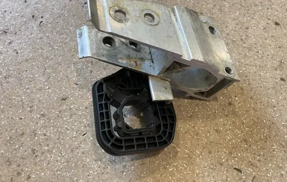BMW 3 G20 G21 Radiator mount bracket 7422234