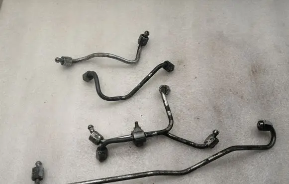 Fuel injector supply line/pipe