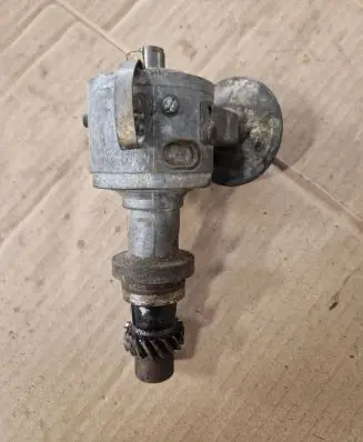 Volkswagen Golf I Spark distributor 026905205AH