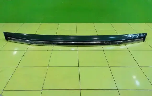 Land Rover Freelander 2 - LR2 Rear light center trim bar blend 