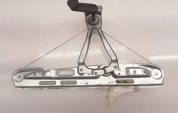 Rear door manual window regulator