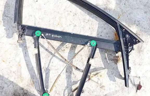Audi A3 S3 8P Front door window/glass frame 8p4837630