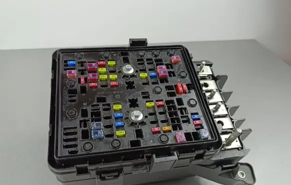 Jeep Grand Cherokee WL Fuse module 68347002AE