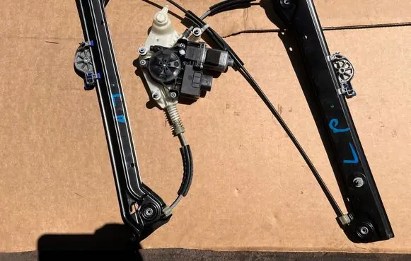 BMW 6 G32 Gran Turismo Front door window regulator with motor 8492651