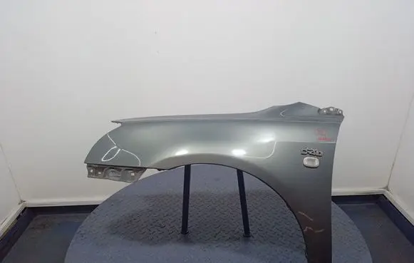 Toyota Avensis Verso Fender 