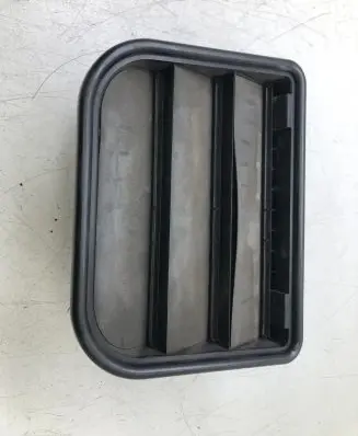 Quarter panel pressure vent