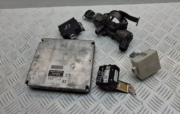 Toyota Avensis T250 Engine ECU kit and lock set MB1758008333 8966105821 8978005040