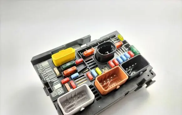 Peugeot 407 Fuse module 9661281580