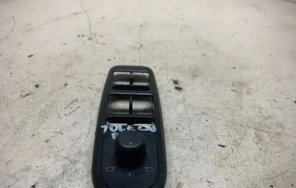 Seat Toledo II (1M) Front door window switch trim 1M00163B 002867