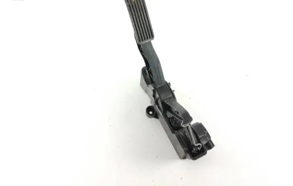 Mercedes-Benz B W245 Accelerator throttle pedal A1693000104 131008 000462