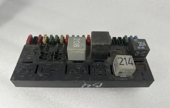 Audi 80 90 S2 B4 Fuse module 443941822B