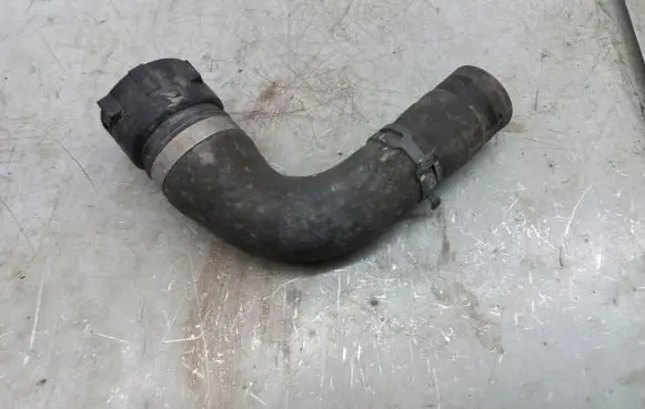 Volkswagen Touareg II Engine coolant pipe/hose 7P0121051