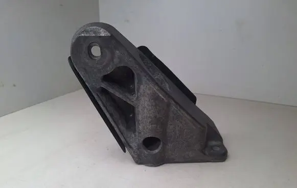 Engine mounting bracket