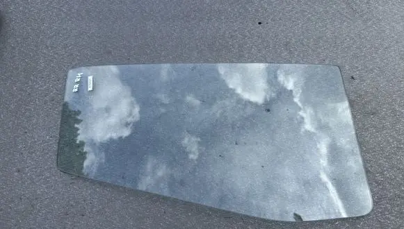 Nissan Terrano Rear vent window glass 8226283G00