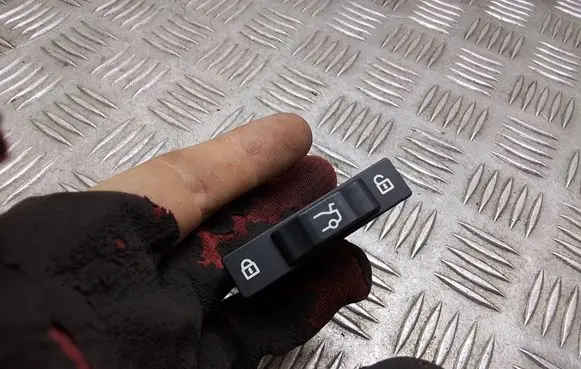 BMW 7 E65 E66 Tailgate/trunk/boot open switch 8379766 61318379766