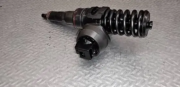 Volkswagen Golf IV Fuel injector 038130073AQ