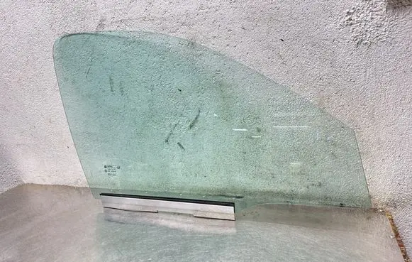Opel Corsa B Front door window glass four-door DOT211M75AS2 43R000016 7096M1N