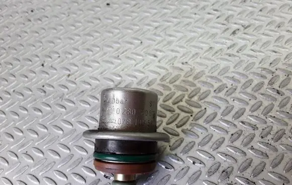 Volkswagen PASSAT B5 Fuel pressure regulator 0280160575 078133534C