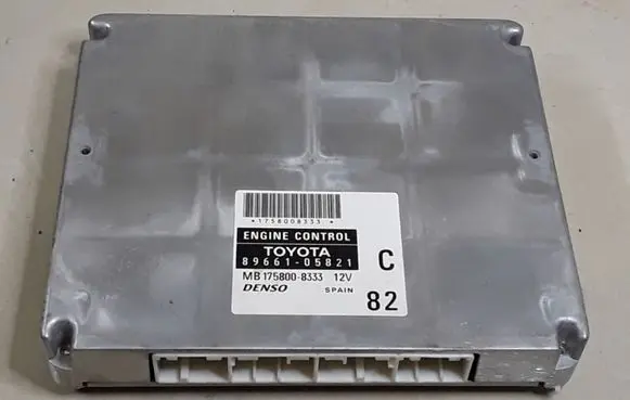 Toyota Avensis T250 Engine control unit/module 8966105821 MB1758008333