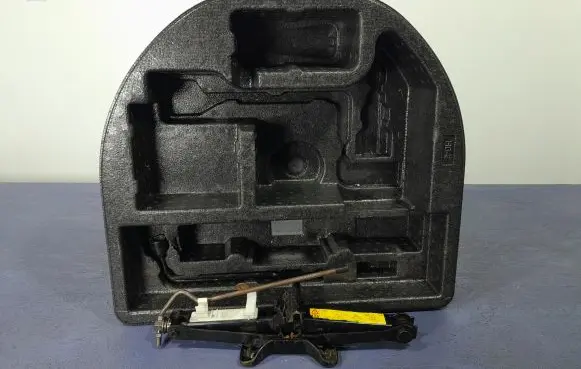 Trunk/boot lower side trim panel