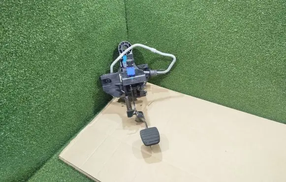 Renault Trafic III (X82) Clutch pedal 465038677R 81007095 93868409