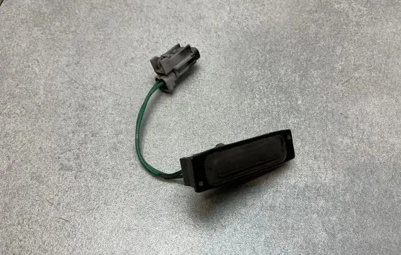 Nissan Qashqai+2 Tailgate opening switch 