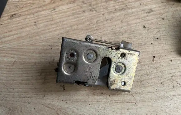 Ford Escort Rear door lock 81ABA26412CB