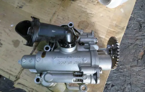 Volkswagen Golf VII Oil pump 04E115109E