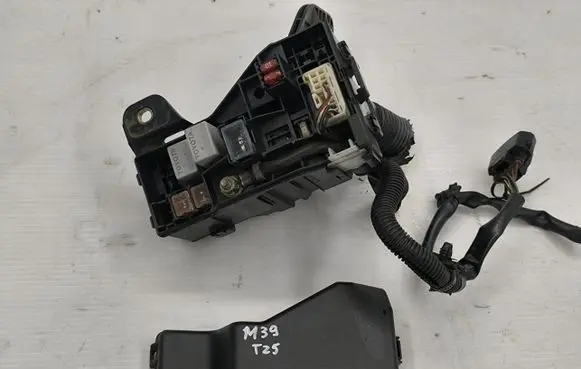Toyota Avensis T250 Relay mounting block 