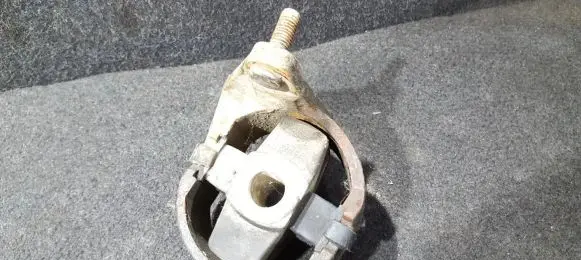 Ford Mondeo MK II Engine mount bracket