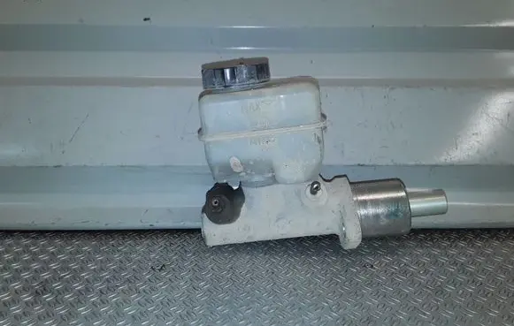 Master brake cylinder