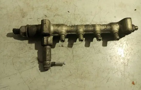 Opel Astra H Fuel distributor 