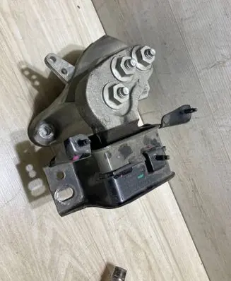 Engine mount vacuum valve
