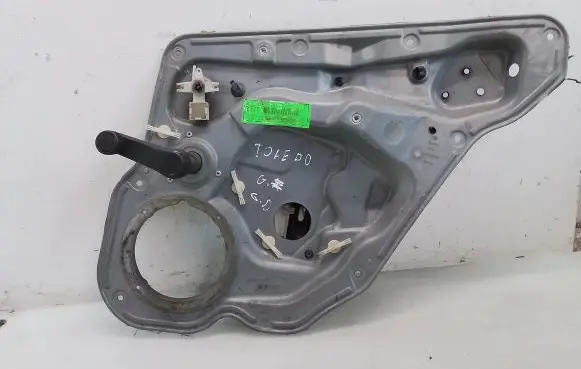 Rear door manual window regulator