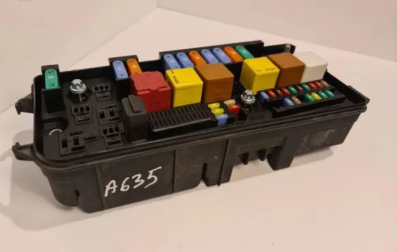 Opel Signum Fuse module 13205799 519178008 00008652