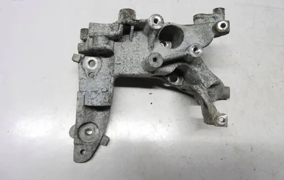 Peugeot 3008 I Engine mounting bracket 9684613880