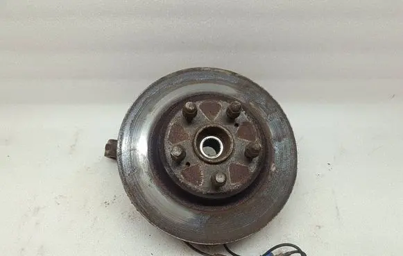 Suzuki Grand Vitara II Front wheel hub spindle knuckle