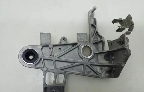 Mercedes-Benz E W212 Air filter cleaner box bracket assembly A6510902241