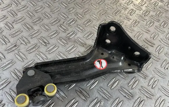 Opel Vivaro Sliding door lower roller guide/hinge 9847162480